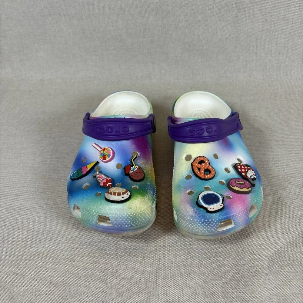 Crocs Classic Clogs Solarized‎ Tie Dye Rainbow Purple w/Charms Slip On Shoes J2